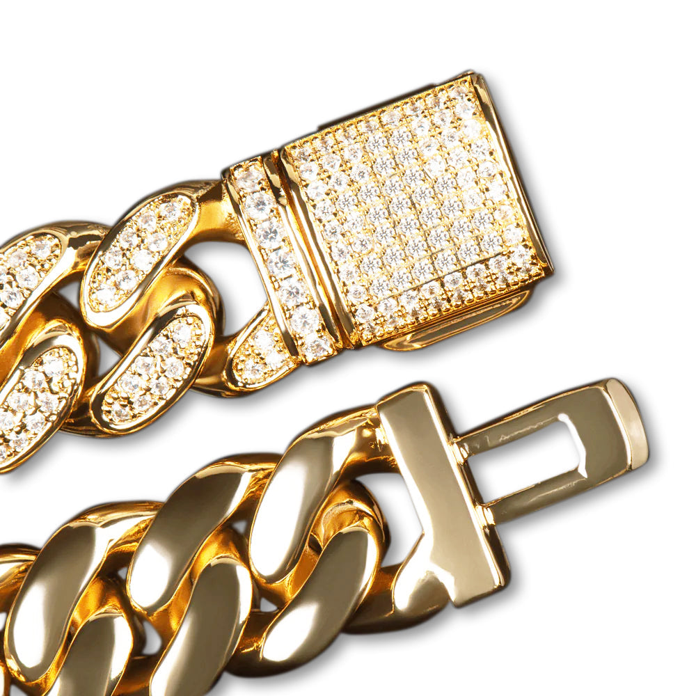 Detalhe do fecho Iced Lock da pulseira 12mm Iced Miami Cuban Link em ouro, mostrando o mecanismo de fecho robusto e elegante, cravejado com pedras cintilantes. O design sofisticado do fecho adiciona um toque de luxo e segurança à pulseira, tornando-a uma peça de destaque e refinamento.