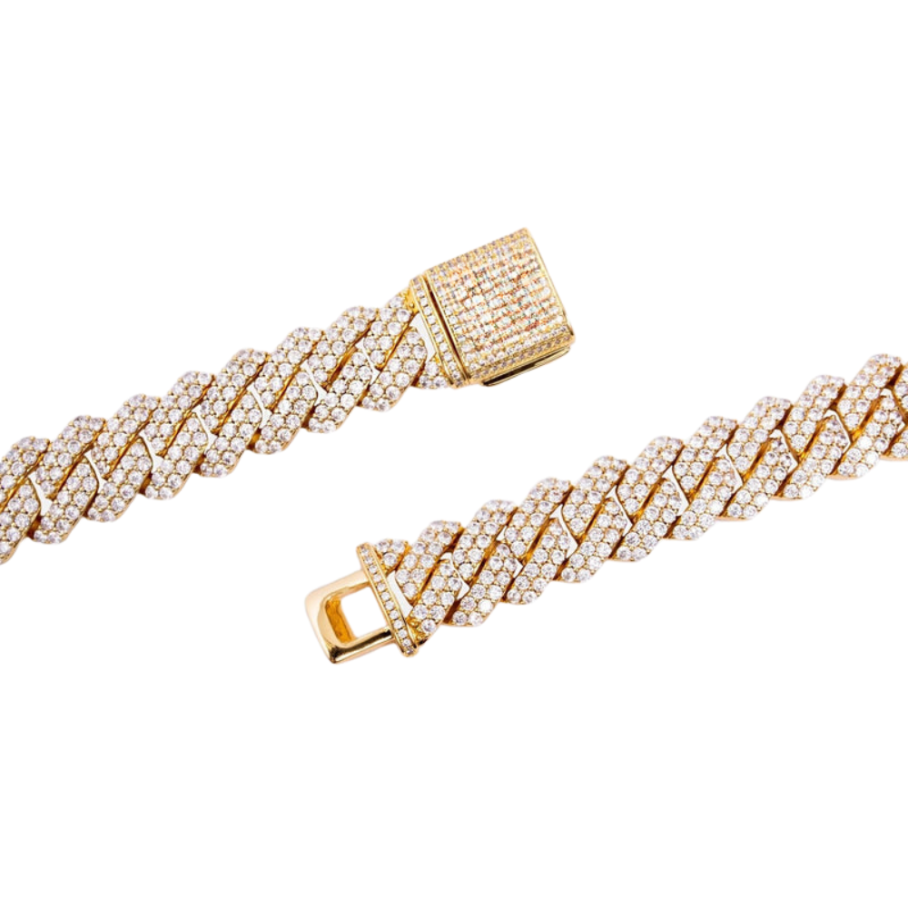 Detalhe da corrente Diamond Prong Link de 19mm em ouro, evidenciando as pedras de diamante e o acabamento premium.