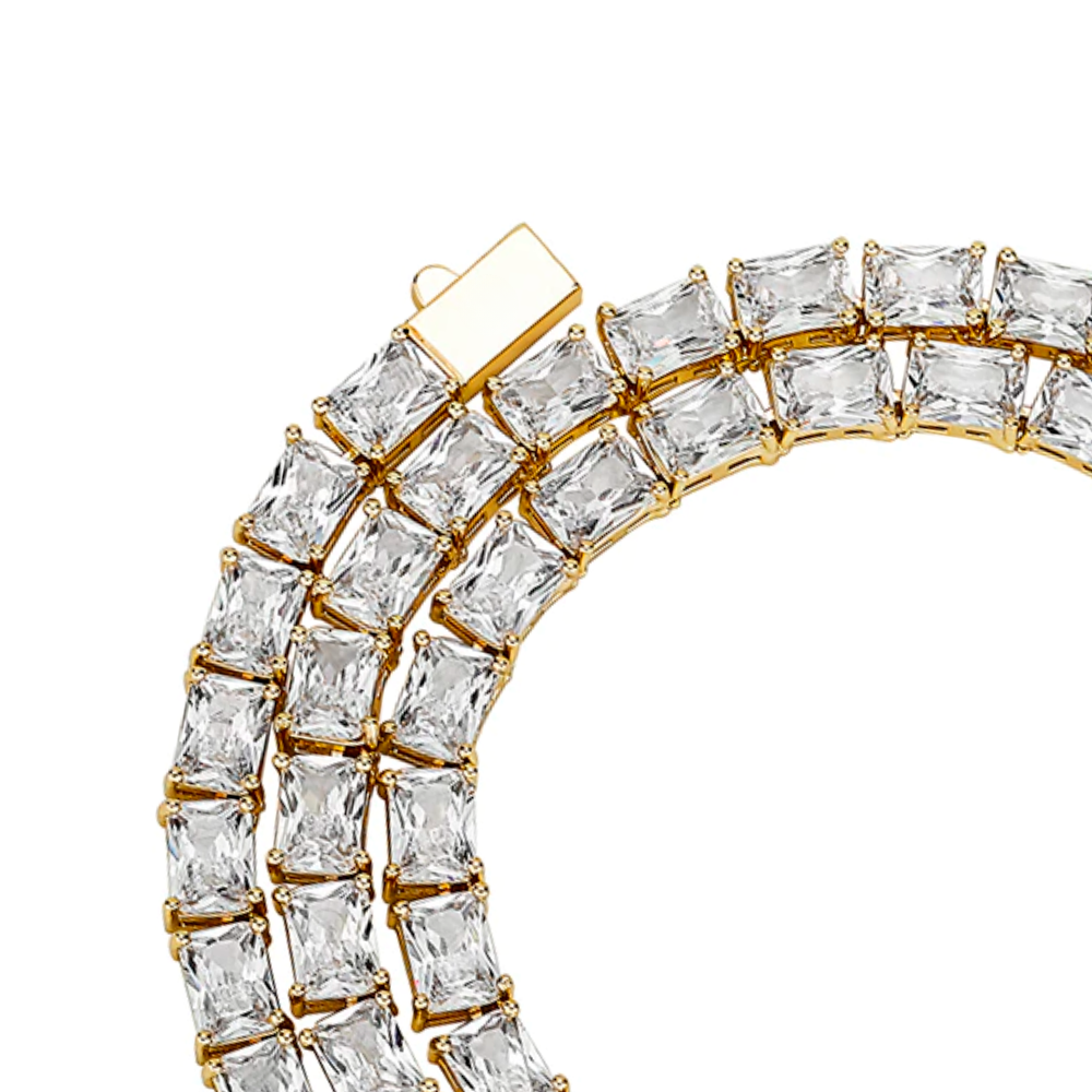 Detalhe da Corrente Tennis Baguette 5mm em ouro, destacando o brilho das pedras baguette e o acabamento luxuoso.